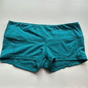 Fleo shorts size large